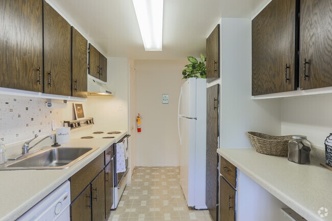 1BR, 1BA - 750 SF