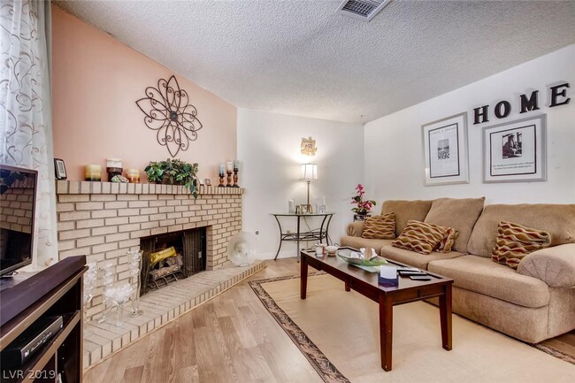 Photo - 817 Rock Springs Dr Unidad #202 Rental