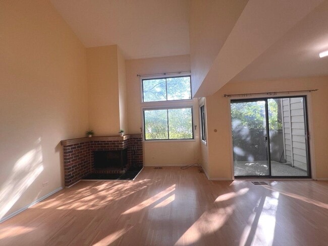 Photo - 823 Gladstone Dr