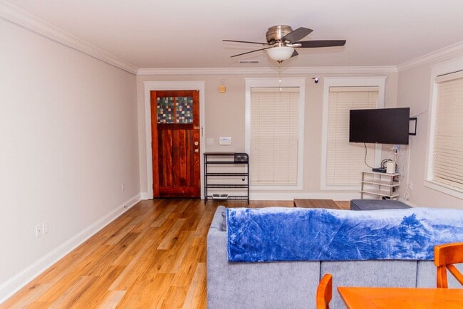 Photo - 2 Bedroom/ 2 bath - entry level END UNIT with side balcony- Fully Furnished and only a $500 deposit Unidad #101