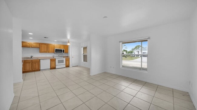 Building Photo - 215-213 Homer Ave S Unit 213