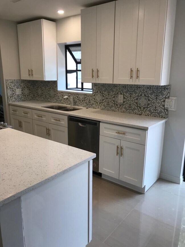 Photo - 560 NE 48th St