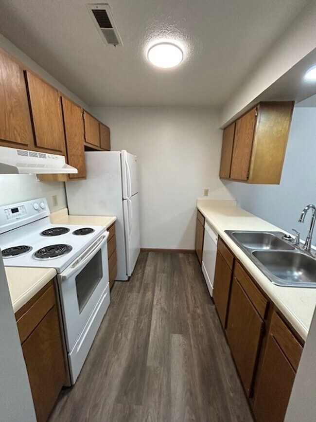 Photo - 2 bedroom 1 bath Middle Floor Apartment with Private Balcony! Unidad 06