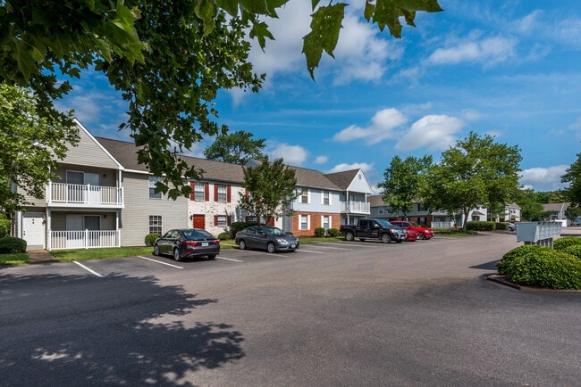 Lakefield Mews Apartments and Townhomes - Lakefield Mews Apartments and Townhomes