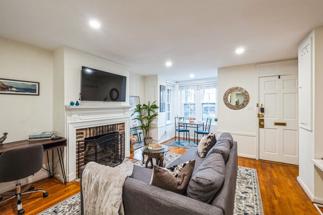 Photo - 605 E St SE Unidad B