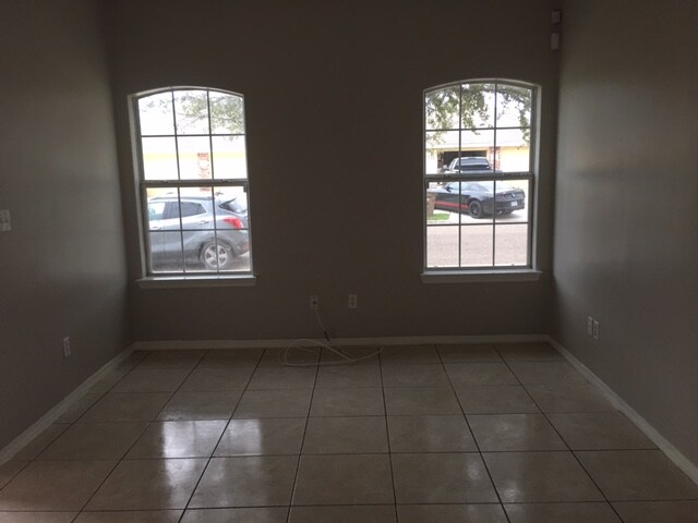 Sala de estar - 607 Jade St