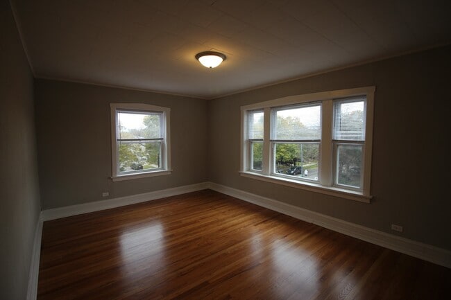 Photo - 3 Bed / 1 Bath Beautiful Rehabbed Apartment in Hermosa near Fullerton Bus, Restaurants & Shopping... Unit 4402 -3