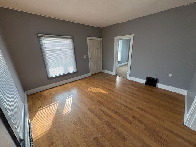 Photo - Spacious Home with Huge Backyard, Laundry included