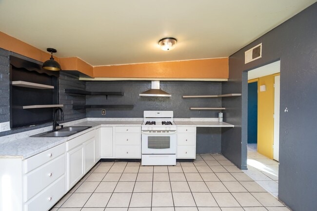 Photo - 702 N Skyline Dr