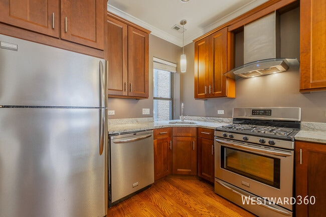 Photo - 2432 N Geneva Terrace Unidad #2