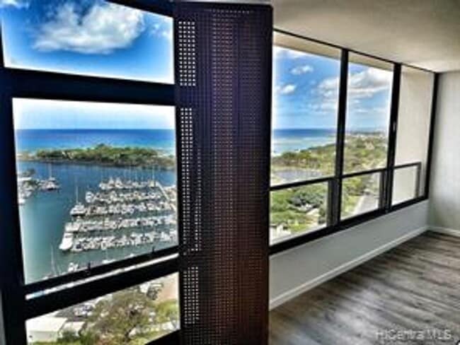 Photo - Yacht Harbor Tower