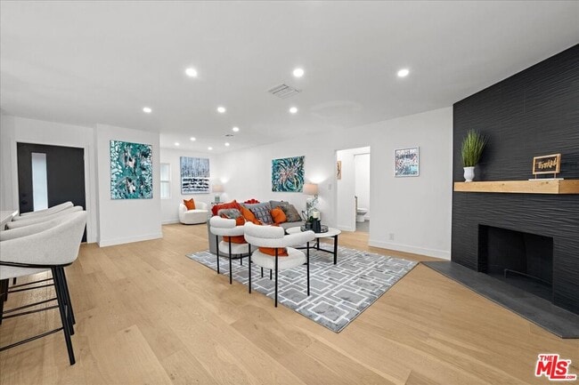 Photo - 5815 Saloma Ave