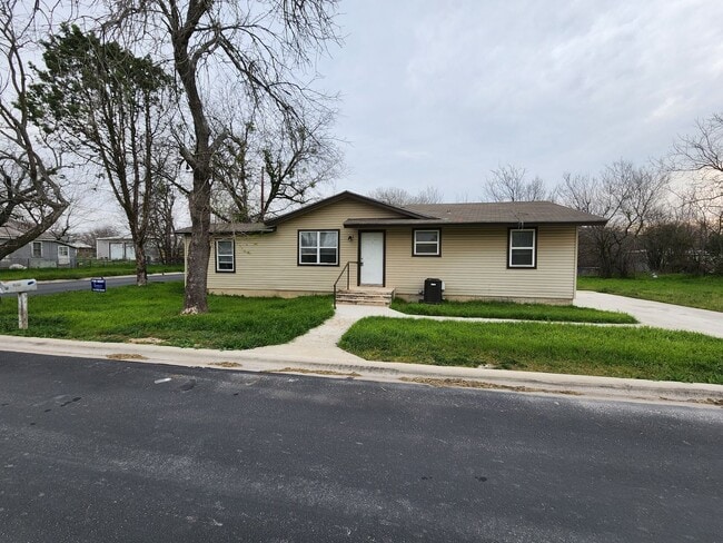 Building Photo - 3/2 on Corner Lot in Burnet