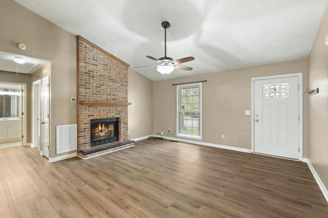 Photo - 709 Sandburg Pl