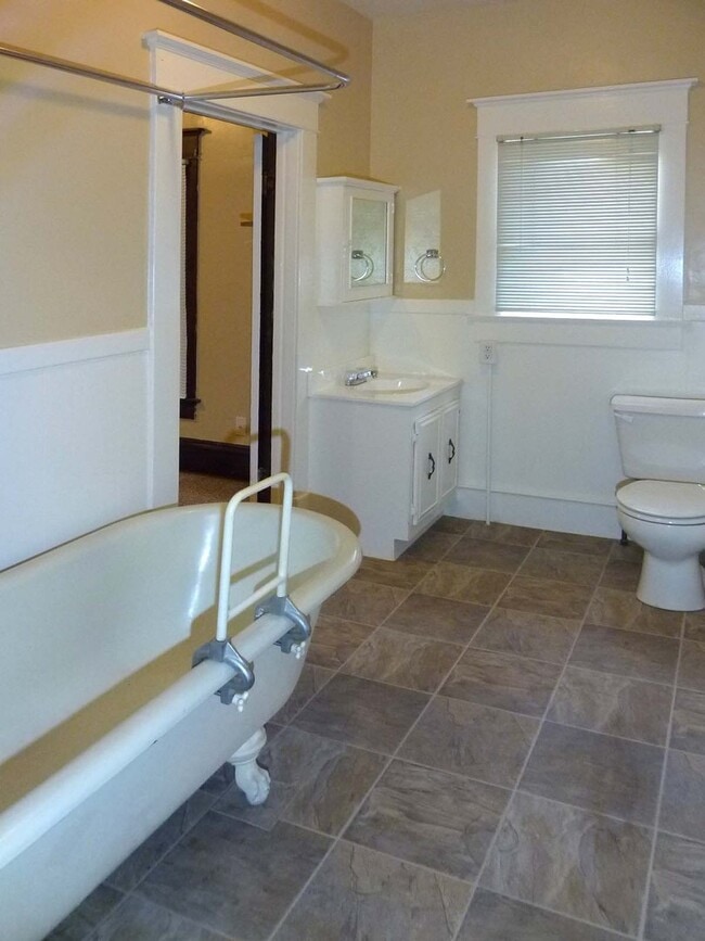 Photo - Charming 2 Bedroom with Bonus/Laundry Room