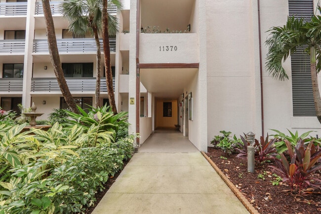Building Photo - 11370 12 Oaks Way Unit 412