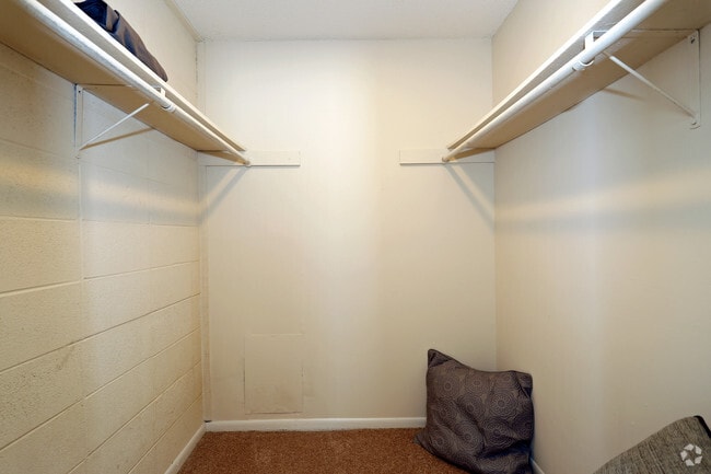 2Bd, 1Ba: 900 Sq Ft - Brackenbrook