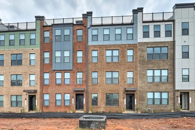 Building Photo - Luxury 3BR/2.5BA Condo w/ Balcony and Rooftop Terrace & Garage – Walk to One Loudoun