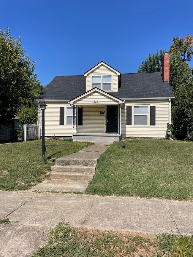 Building Photo - Charming 4 Bedroom Home