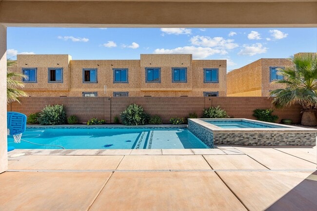 Photo - Gorgeous 5 bed 4 bath rental home with pool