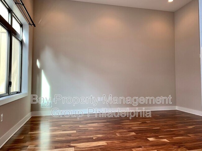 Photo - 842 N American St