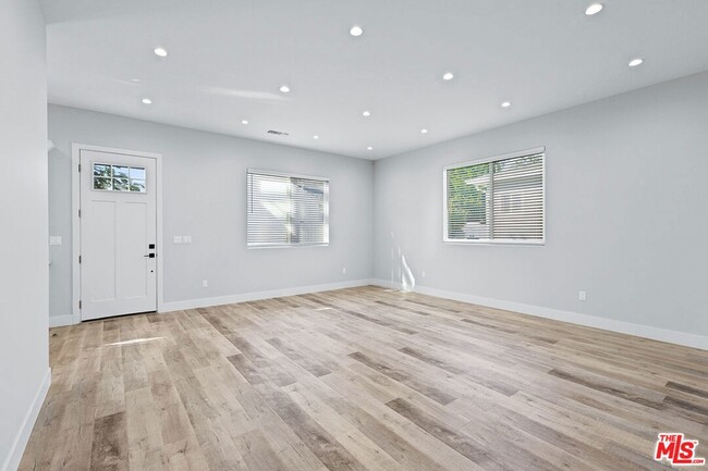 Photo - 13550 Hamlin St Casa