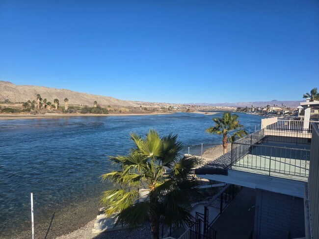 Beautiful Riverfront Home - Beautiful Riverfront Home