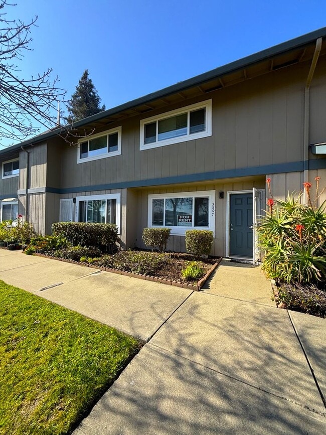 Building Photo - Charming 3-Bedroom, 2-Bath Townhome in Prime Fremont Location