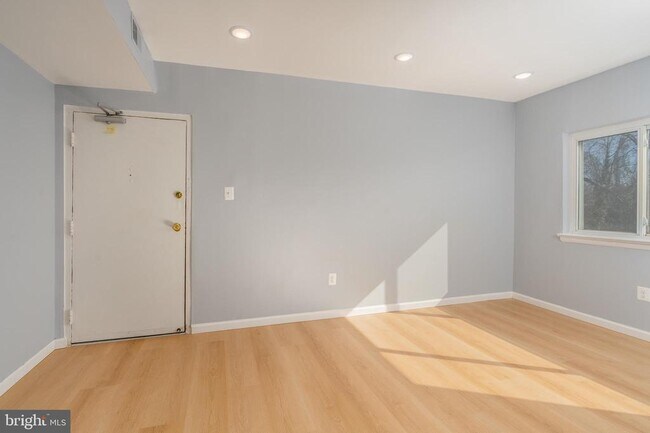 Building Photo - 4936 Nash St NE Unit 9