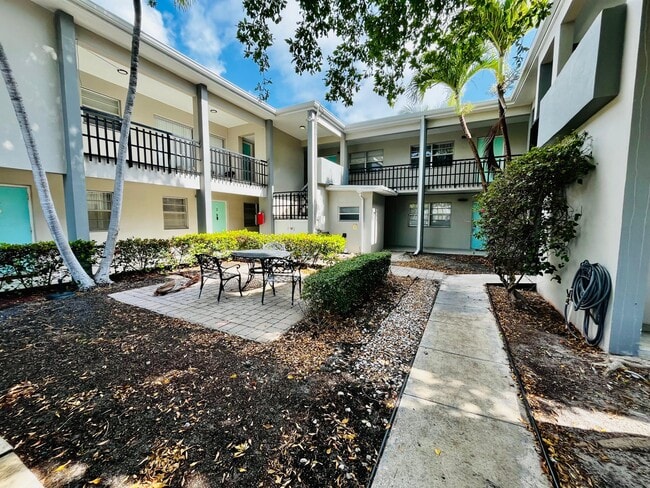 Building Photo - 202 Lucerne Ave Unit 10 Rental