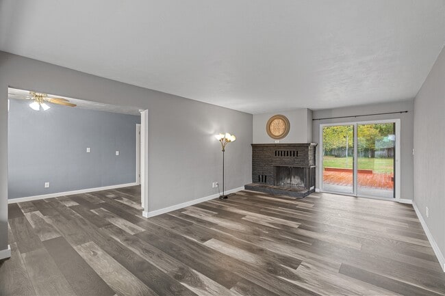 Photo - 410 Lois Ln Ct