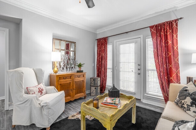 1BR, 1BA - 766SF - Living Room - Park at Memorial