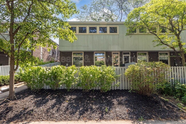 Building Photo - 5217 S University Ave Unit C