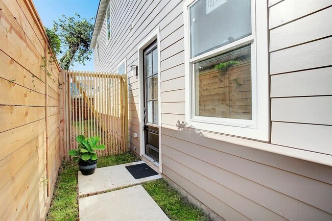 Building Photo - 3903 Hain St Rental