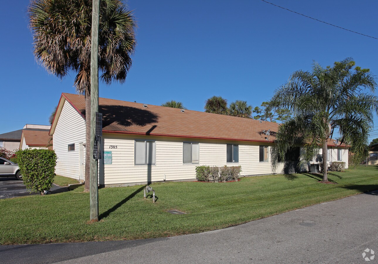 Rosewood Apartments - Rosewood Apartments