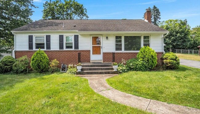 Building Photo - Updated 3-bedroom, 1-bath ranch home locat...