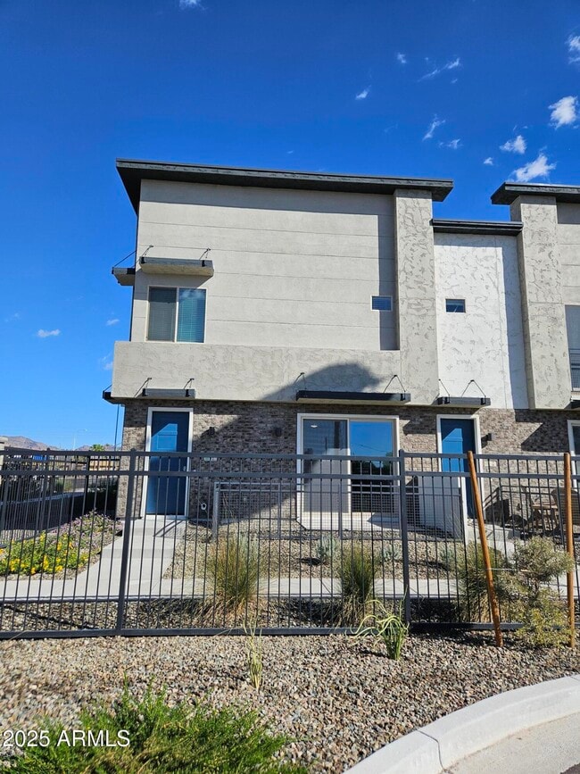 Building Photo - 651 N Ironwood Dr