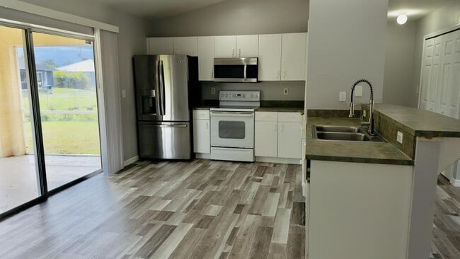 Photo - 713 Rue Labeau Cir