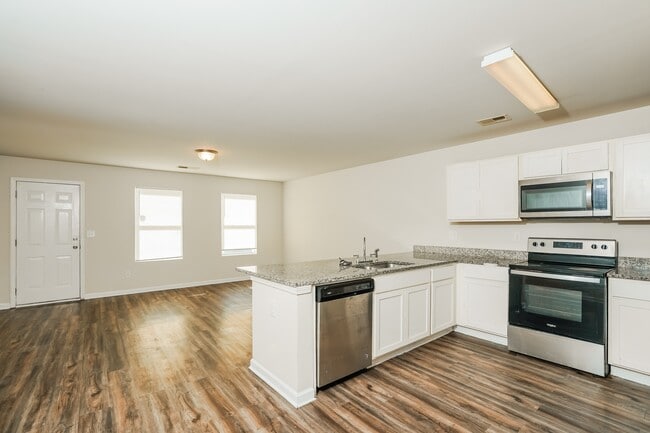 Photo - 401 Hawthorn Trail