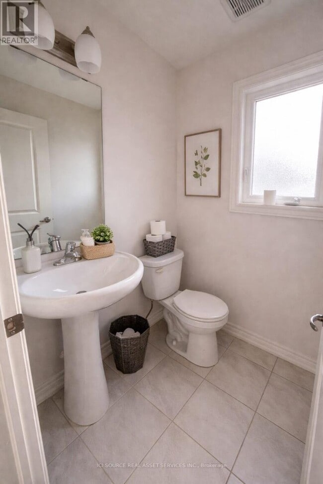 Photo - 222 Heron St