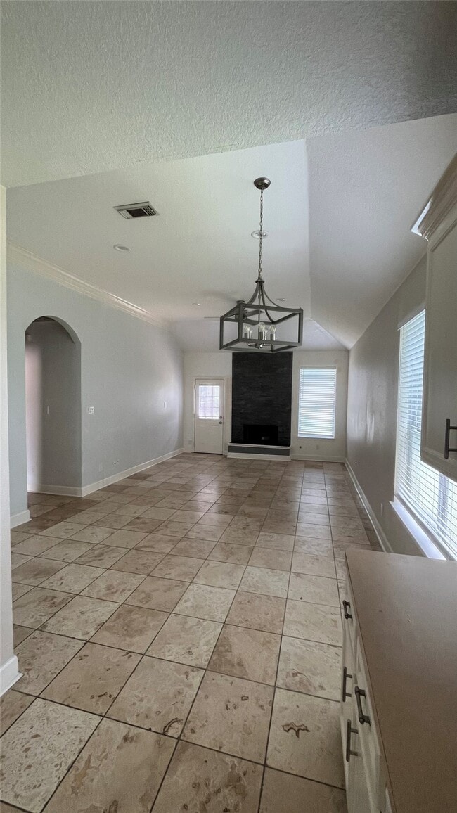 Building Photo - 2402 Raintree Village Dr