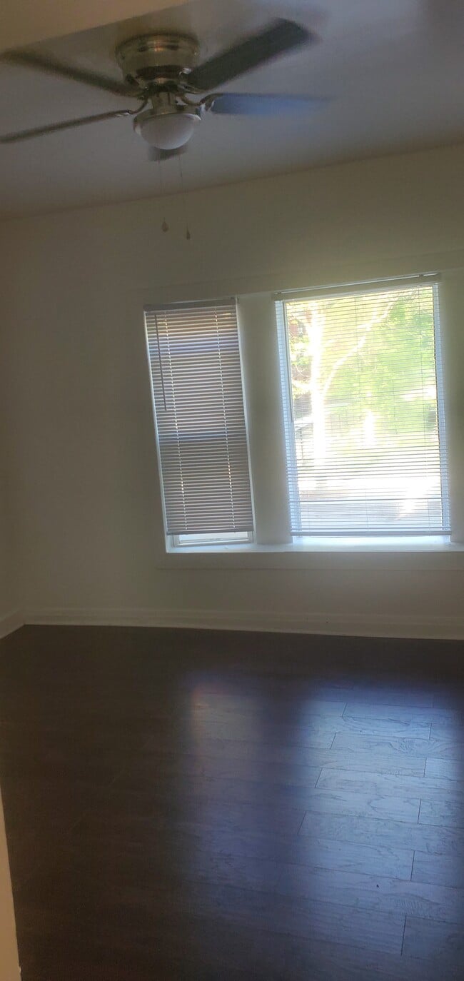 Living Room - 910 W 77th St Unit 1