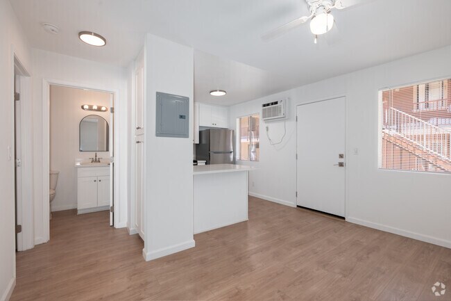 1BR, 1BA - 520SF - Living Room