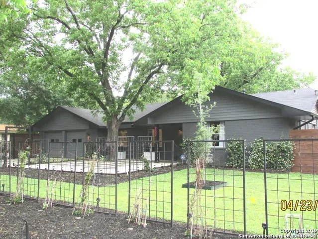 Building Photo - 207 E Castle Ln Rental