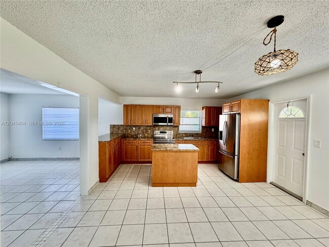 Building Photo - 913 NW 22nd Pl Unit 0