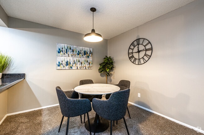 2BR, 1BA - 883 SF