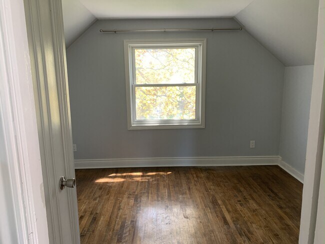 Photo - 513 Bond St E