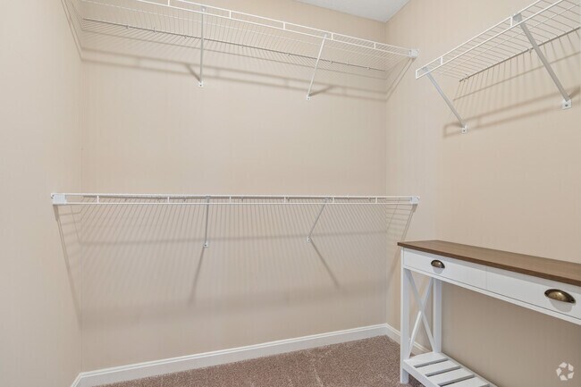 2BR, 2BA - 1,050SF - Closet