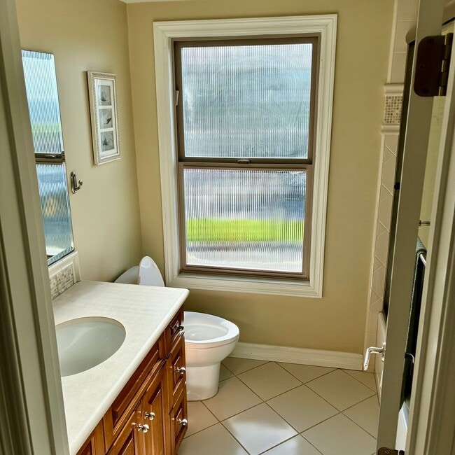 Photo - #110: WHITE HOUSE - UNOFFICIAL (JEFF GINSBURG ROOMMATES) Unit UPSTAIRS S/E ROOM