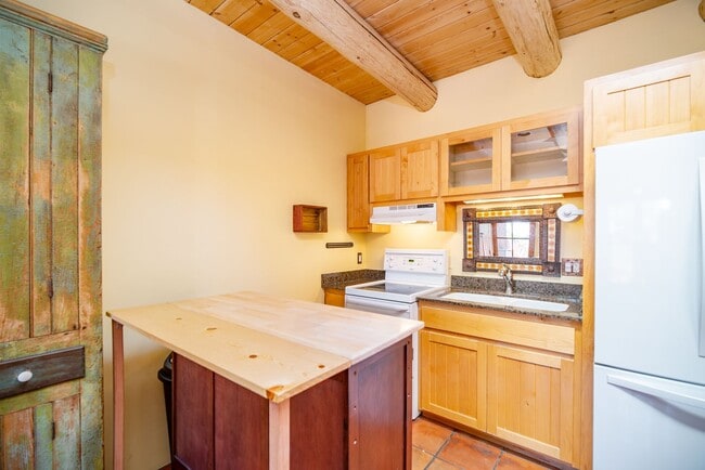 Photo - 723 B Gildersleeve St